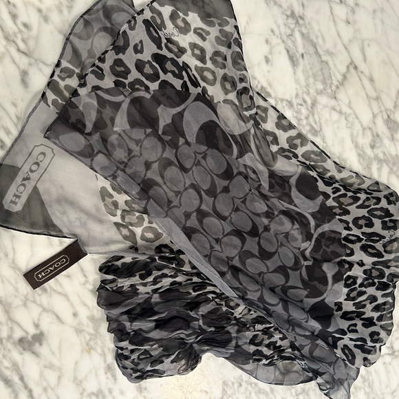 Beautiful Coach scarf - Picture 4 of 4